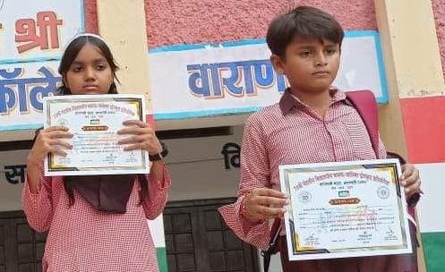 चकिया में प्रमाण पत्र के साथ शतरंज में विजेता अमरीश और अदिति। स्रोत:-जागरूक पाठक