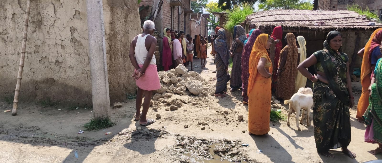 चिलकहर ब्लाक क्षेत्र के नफरेपुर गांव में मिट्टी की दीवाल गिरने से हुई पांच वर्षीय बालिका की मौत