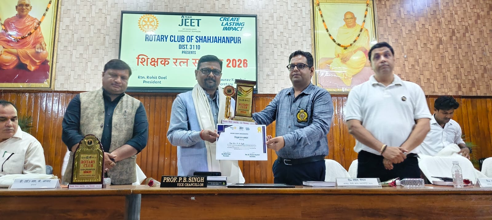 एसएस यूनिवर्सिटी में कुलपति का सम्मान करते रोटरी क्लब के सदस्य। संवाद