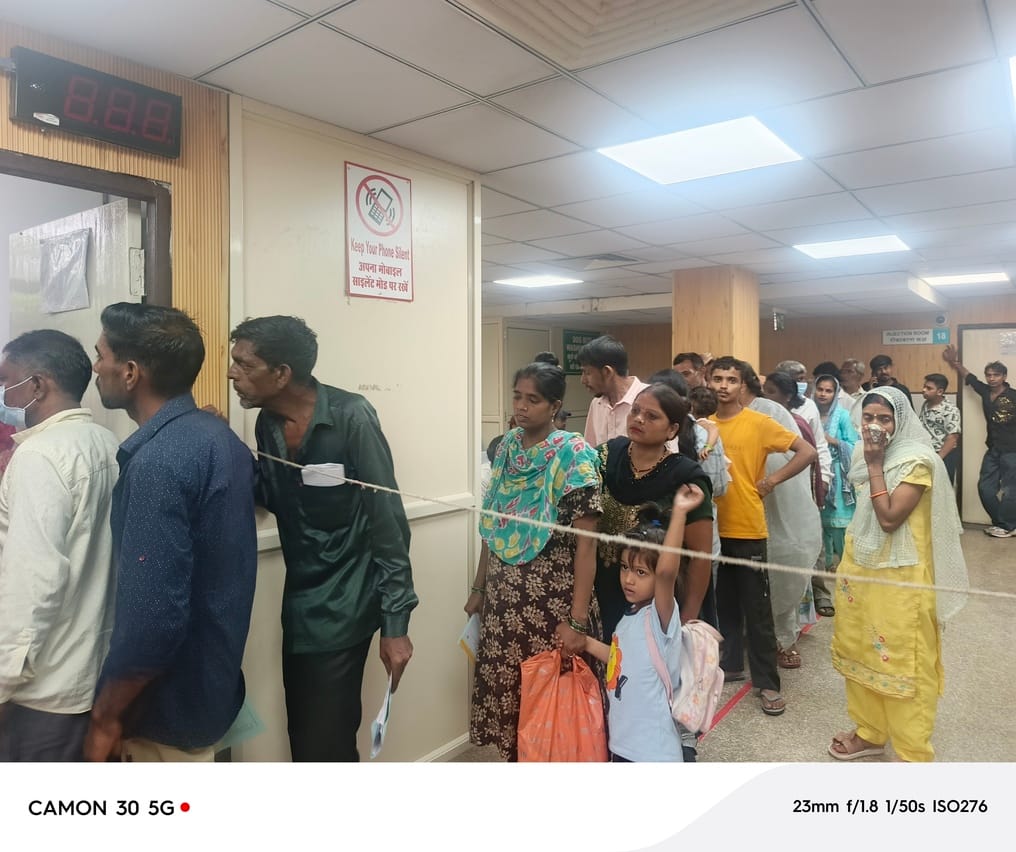 फिजिशियन कक्ष के बाहर लाइन में लगे मरीज। संवाद
