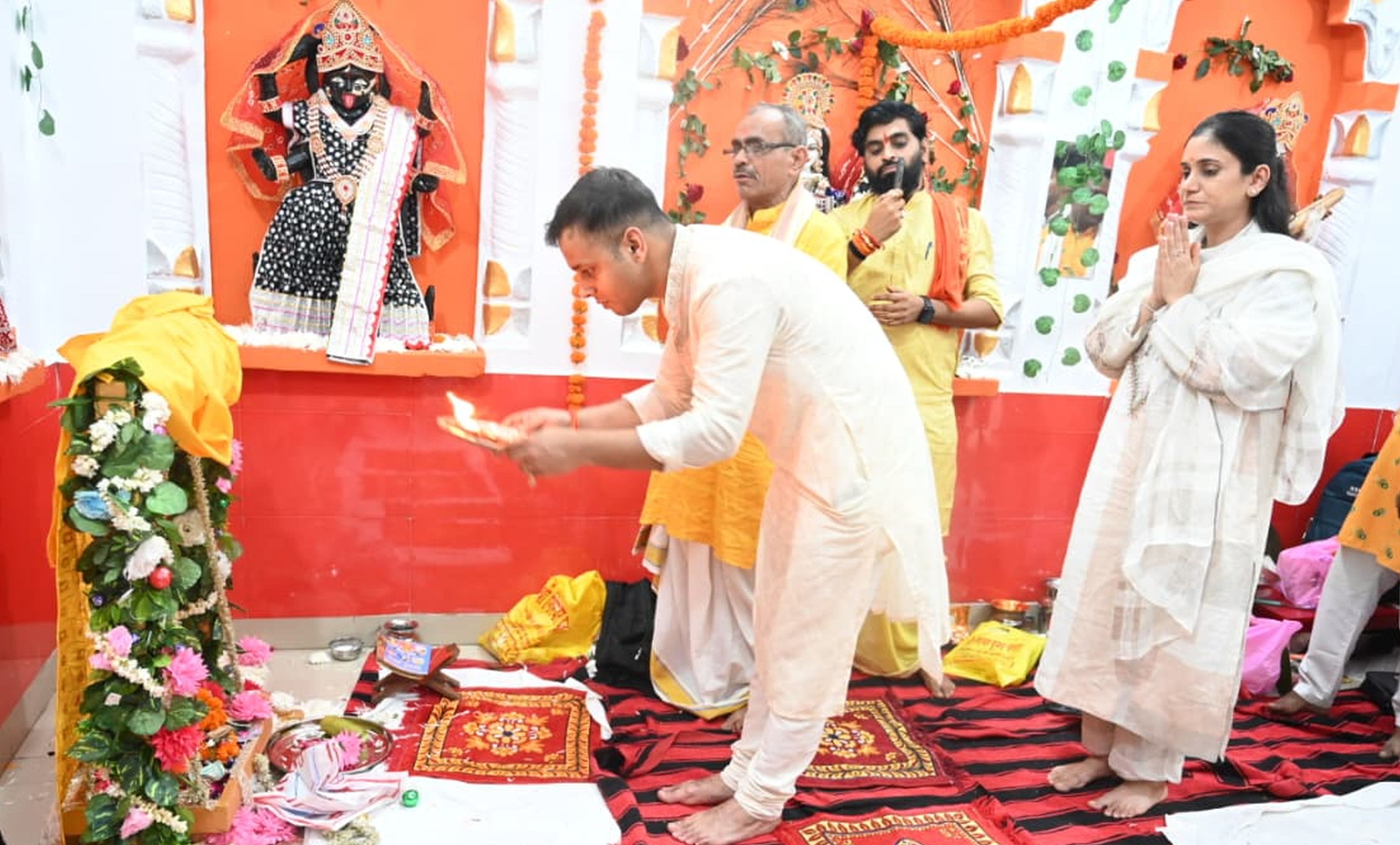 फोटो-03- पुलिस लाइन में श्रीकृष्ण जन्माष्टमी पर बाल गोपाल की आरती करते एसपी। स्रोत