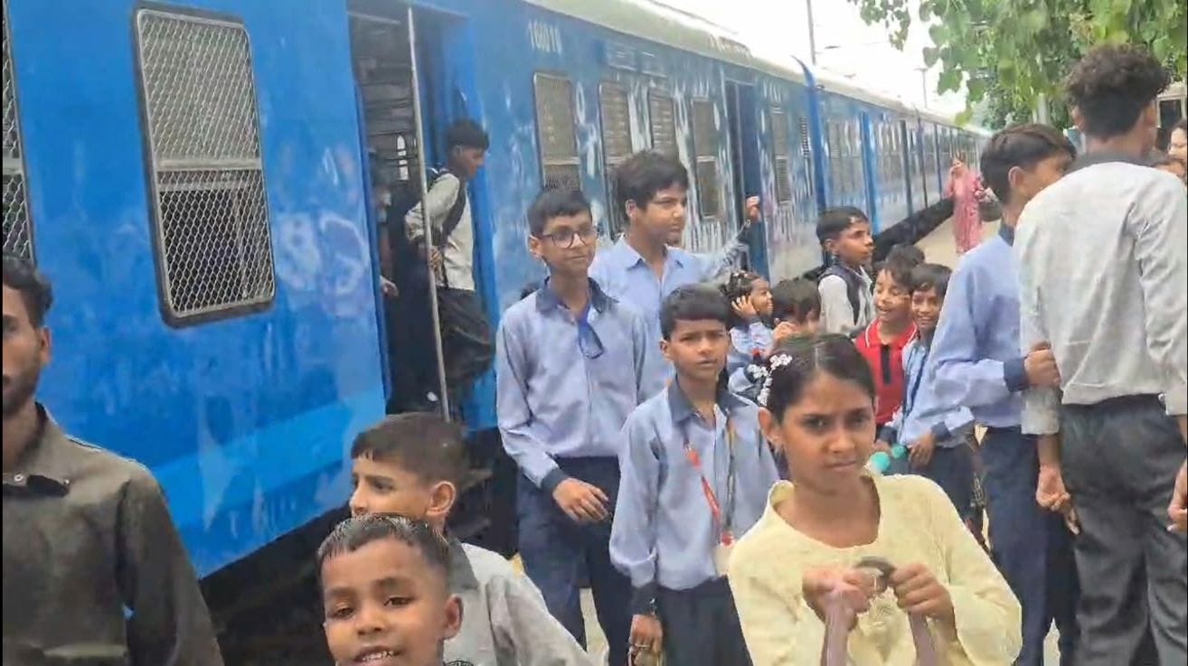 फोटो 04जेएनडी06-शिक्षक दिवस पर सफर करने के बाद हाइड्रोजन ट्रेन से उतरते हुए बच्चे। संवाद
