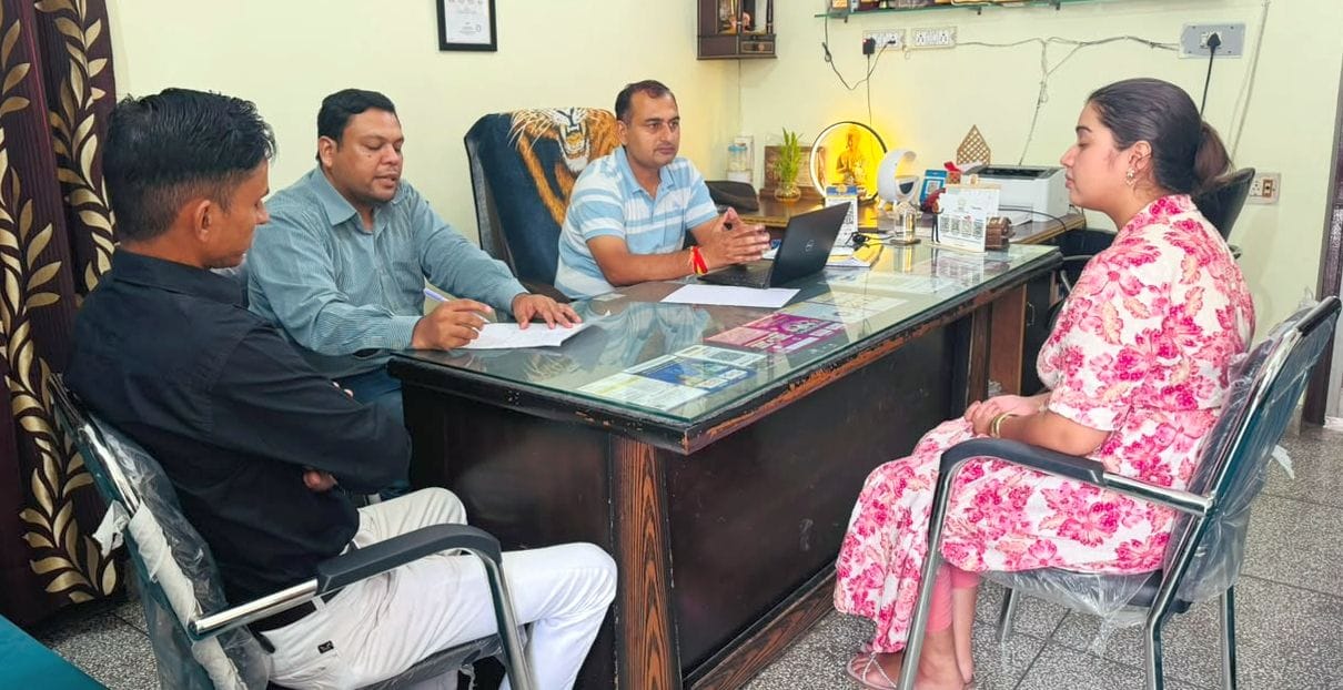 फोटो 05जेएनडी12-अर्बन एस्टेट स्थित संगठन के कार्यालय में युवतियों का साक्षात्कार लेते हुए राजकु