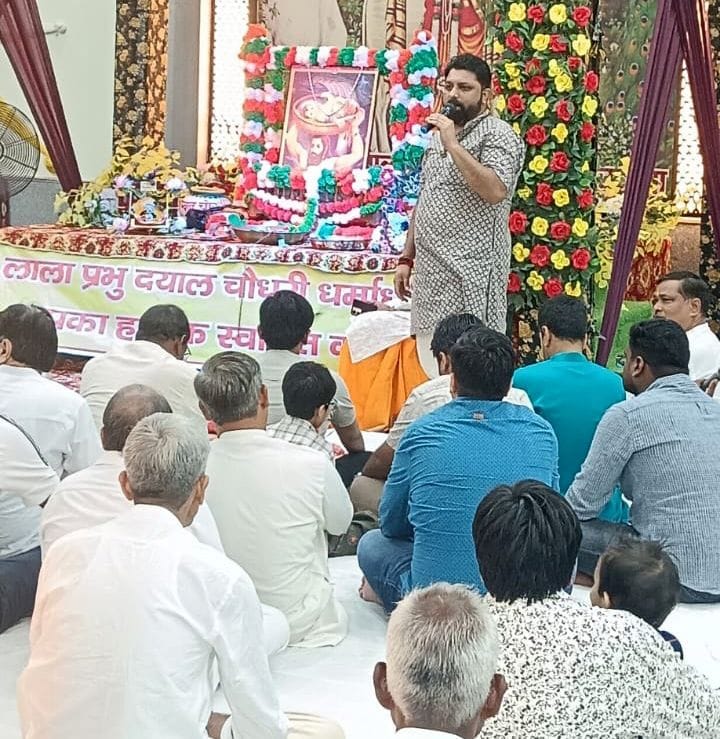 फोटो 05जेएनडी18-भजन की प्रस्तुति देते हुए भारतेंदु शांडिल्य। स्रोत श्रद्धालु