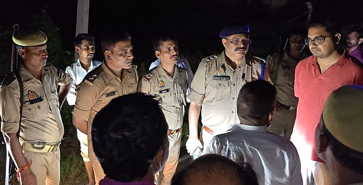 Sub-Inspector took off his uniform and climbed into the pit to rescue the children.