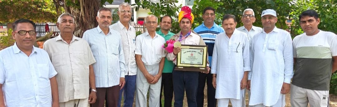 फोटो 06जेएनडी04-राज्य शिक्षक अवार्डी सतीश सरोहा को पगड़ी पहनाकर स्वागत करते शहरवासी। स्रोत