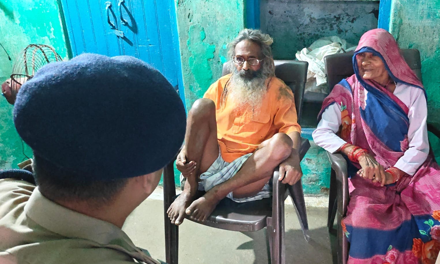फोटो - 07 बुजुर्ग दंपती रघुवीर व सिमकुरा से घटना की जानकारी लेते सीओ परमेश्वर प्रसाद। संवाद