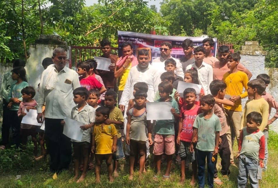 SP protests against the closure of primary schools.