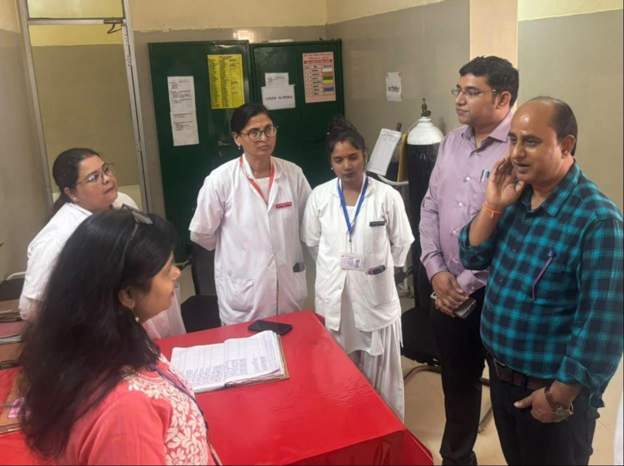 फोटो-11- पुरुष अस्पताल में स्टॉफ नर्सों से जानकारी लेते टीम के सदस्य। संवाद