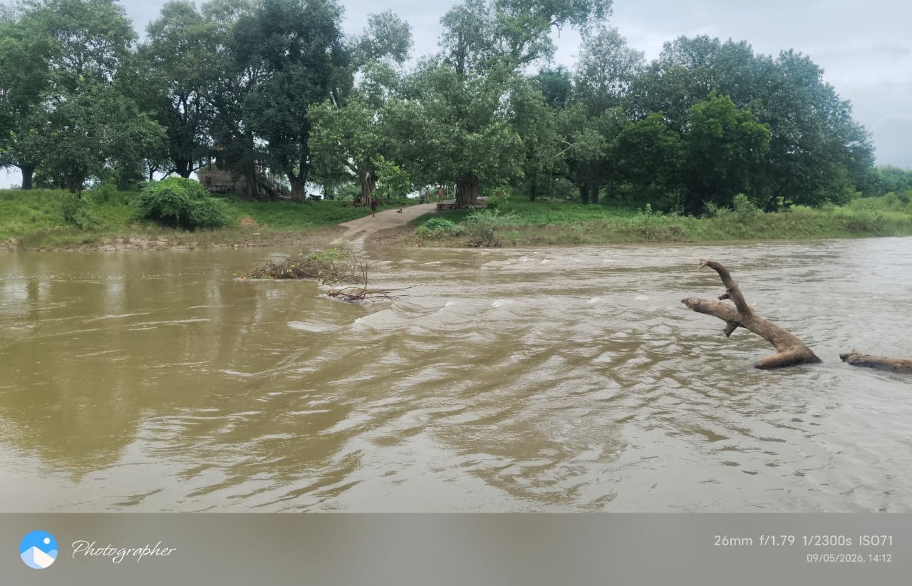 फोटो- 12हथना खुर्द के रपटा पर चौथी बार चढ़ा पानी। संवाद