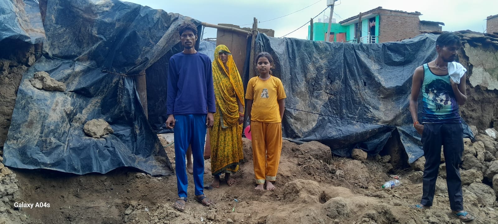 फोटो - 26 बारिश में गिरे घर के सामने खड़ी महिला। ग्रामीण