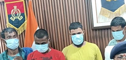 फोटो-28-बलरामपुर के एसपी कार्यालय में मौजूद पकड़े गए आरोपी ।-स्रोत : विभाग