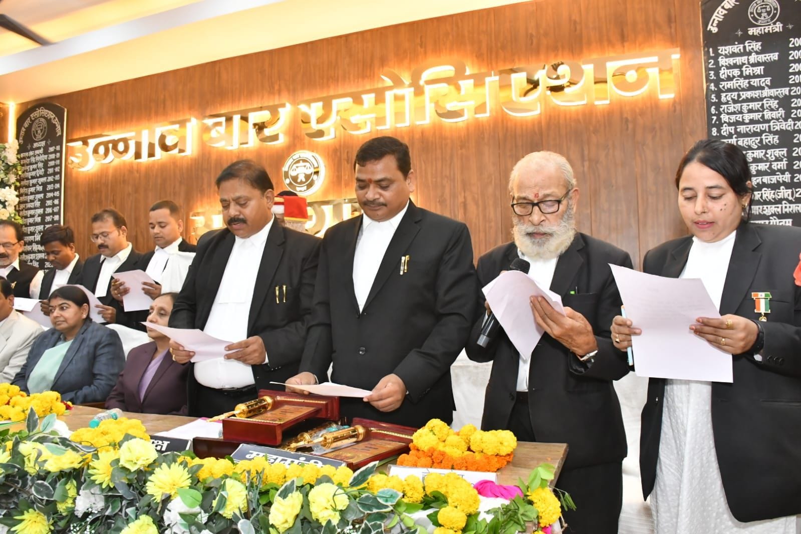 फोटो -29-शपथ ग्रहण समारोह में पद और गोपनीयता की शपथ लेते अध्यक्ष रतींद्र प्रताप सिंह व महामंत्र