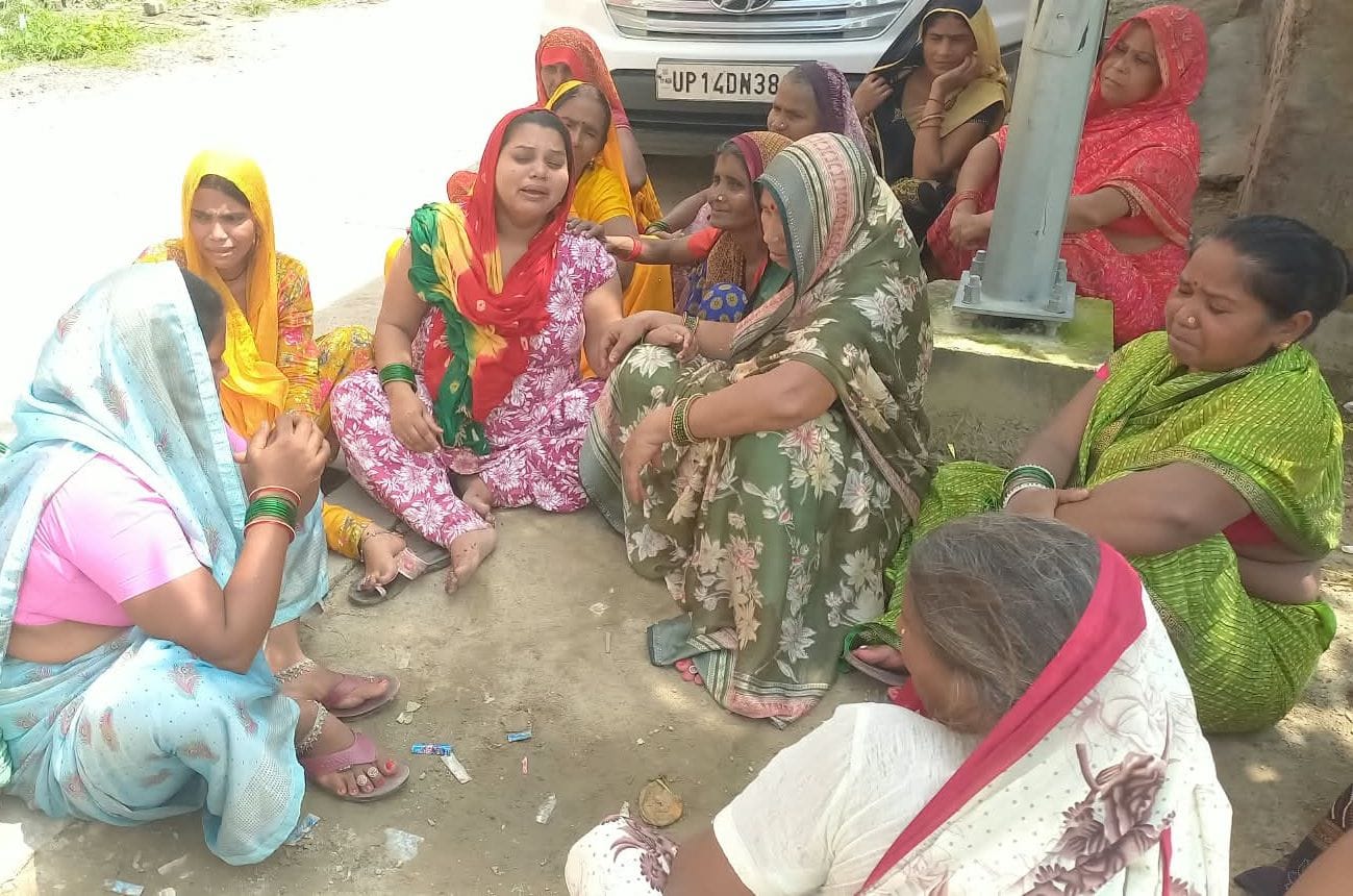 फोटो-30-घटना के बाद बिलखती मृतका की मां मंजू व महिलाएं। संवाद