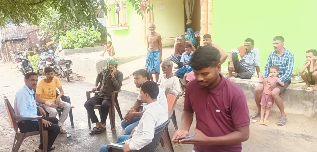 Floodwaters entered Kuda village; six families took shelter at neighbors' homes.