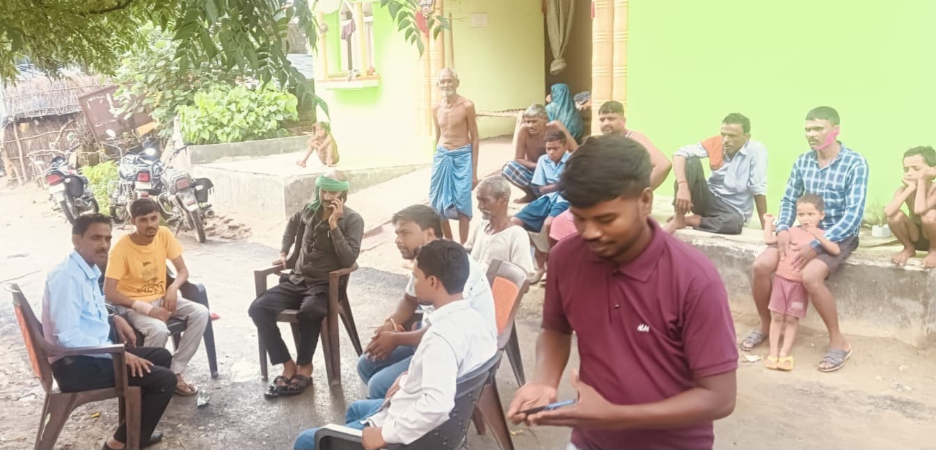 फोटो 32: कूड़ा गांव में जानकारी लेते नायब तहसीलदार संतोष कुमार बाएं। स्रोत : ग्रामीण