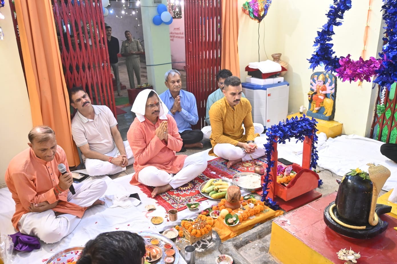 फोटो - 34 पुलिस लाइन में पूजा अर्चना करते एसपी व एएसपी। संवाद