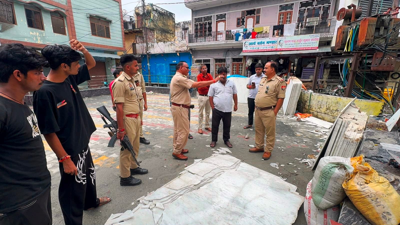 फोटो 43 कासगंज की सूत की मंडी में निर्माण मंदिर पर जांच करती पुलिस टीम। स्रोत: पुलिस मीडिया सेल