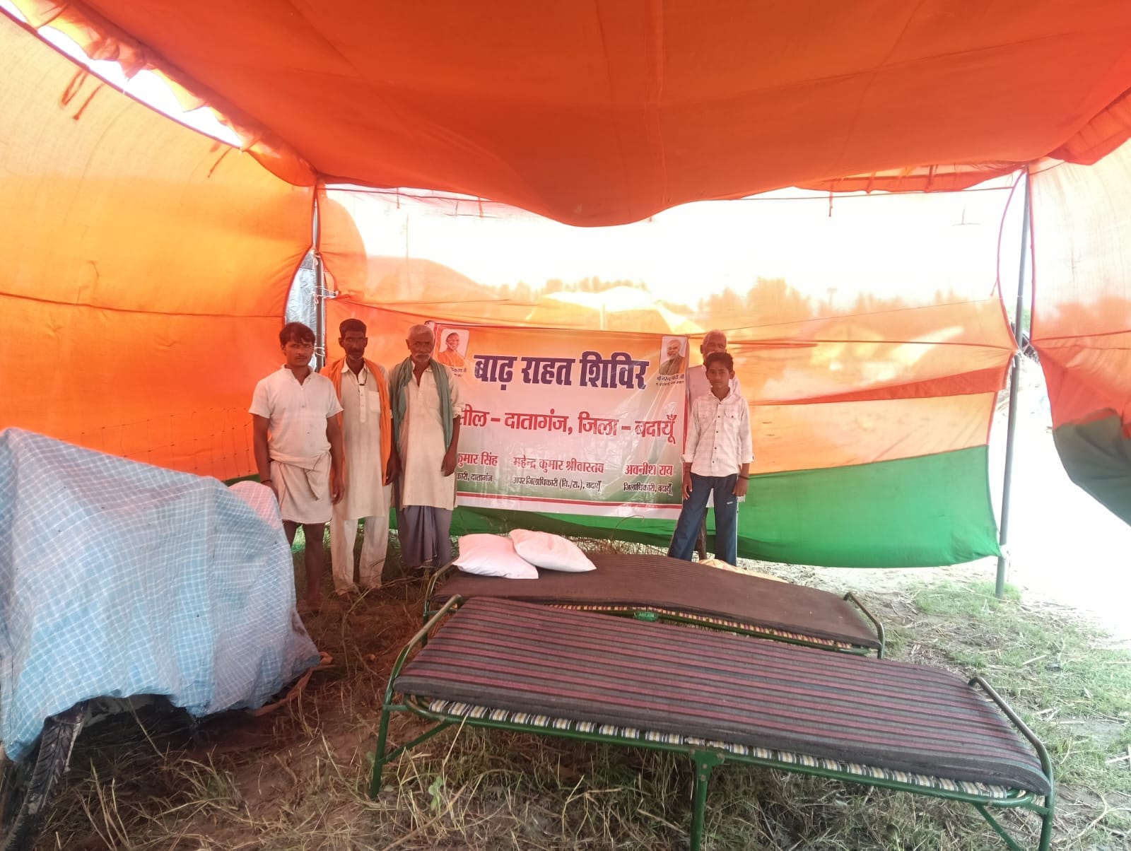 फोटो- बाढ़ प्रभावित रैपुरा गांव में ग्रामीणों के स्वास्थ्य की जांच करती स्वास्थ्य टीम। संवाद