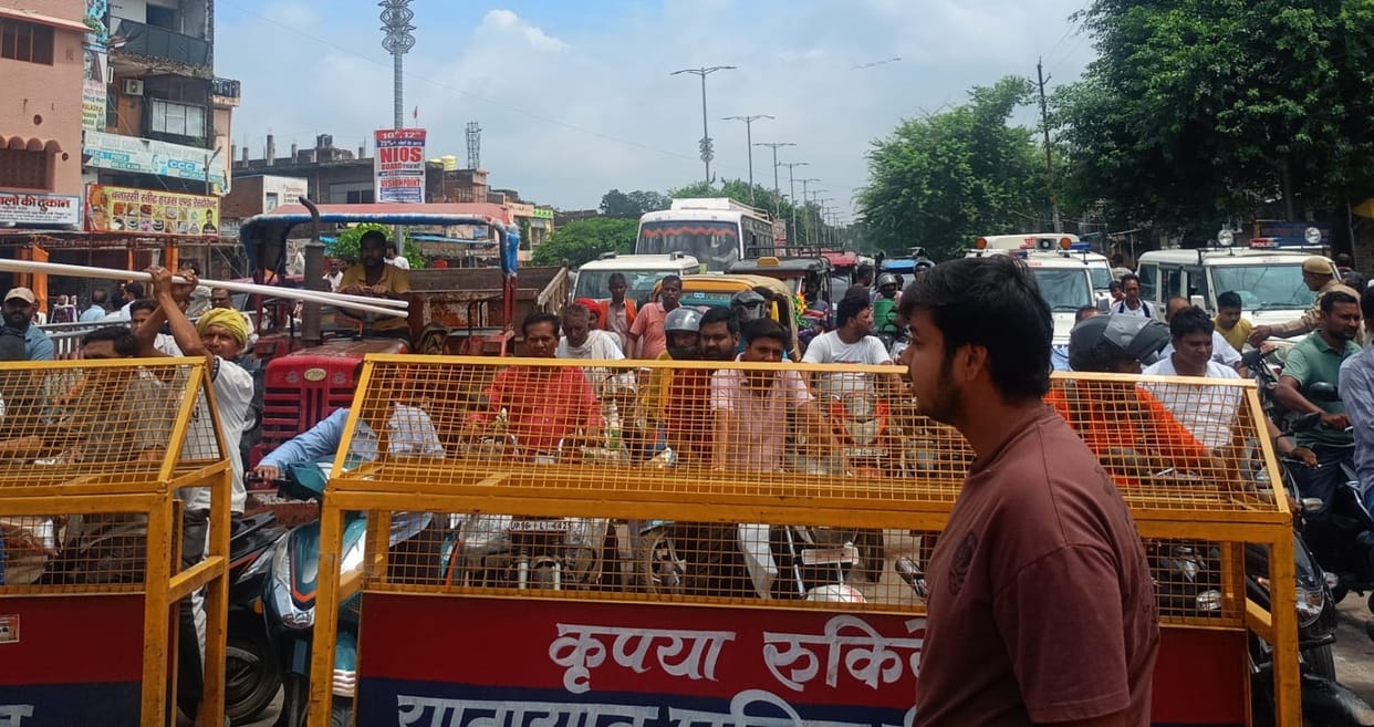 Highway blocked for 25 minutes for CM's convoyHighway blocked for 25 minutes for CM's convoy; traffic jam.; traffic jam.