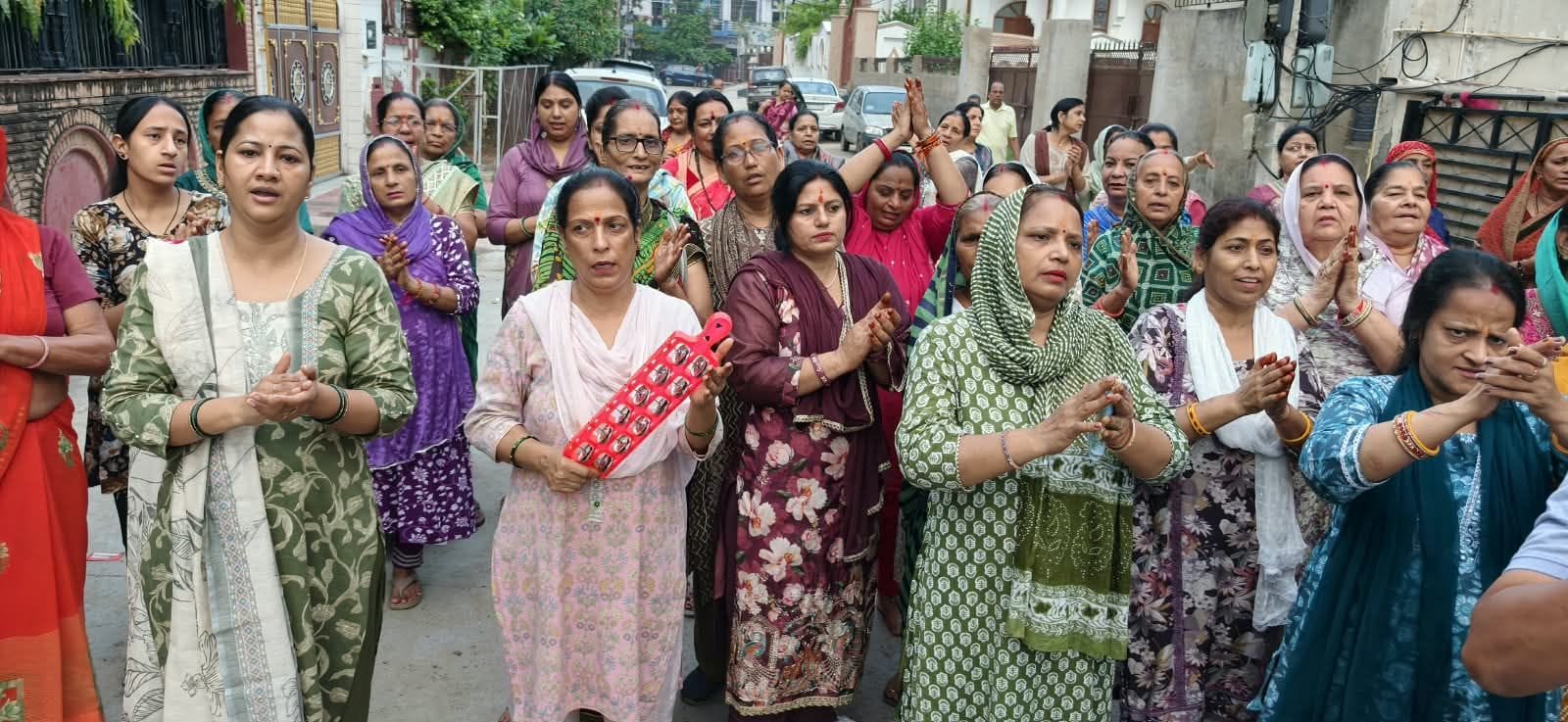 फोटो नंबर-02 शिव कॉलोनी से प्रभात फेरी निकालती महिलाएं। स्रोत: संस्था