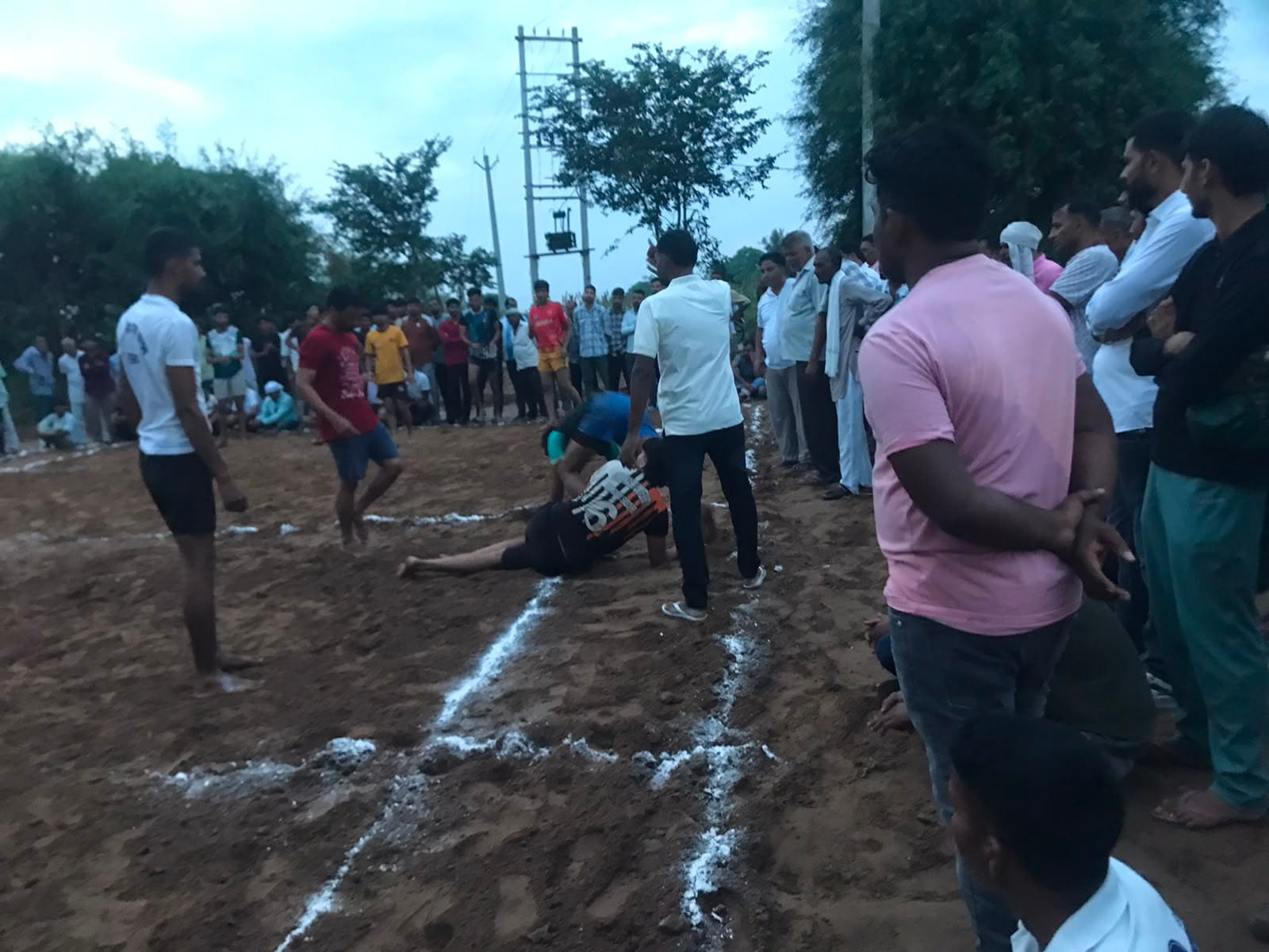 फोटो नंबर- 23गांव हुडिना में आयोजित कबड्डी मुकाबले में भाग लेते खिलाड़ी।