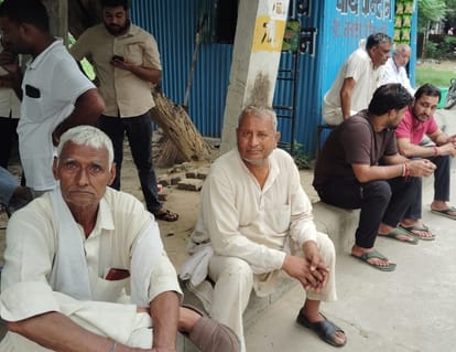 फोटो - नागरिक अस्पताल में उपस्थित मृतक व्यक्ति नरेश के परिजन। संवाद