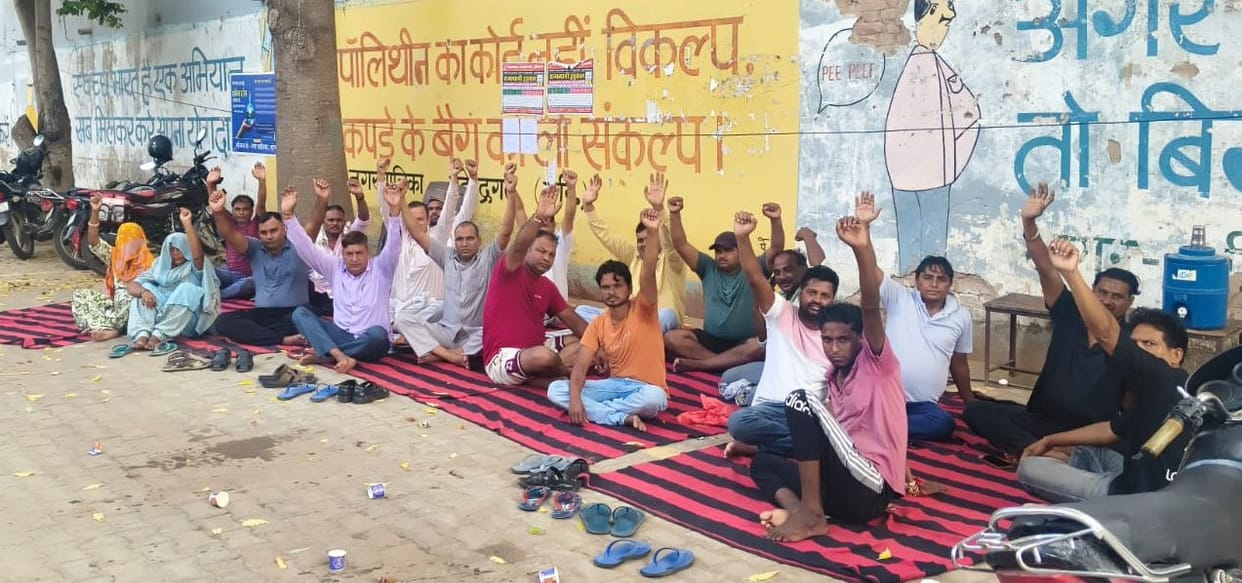 Municipal sanitation workers' strike continued for the 32nd day.