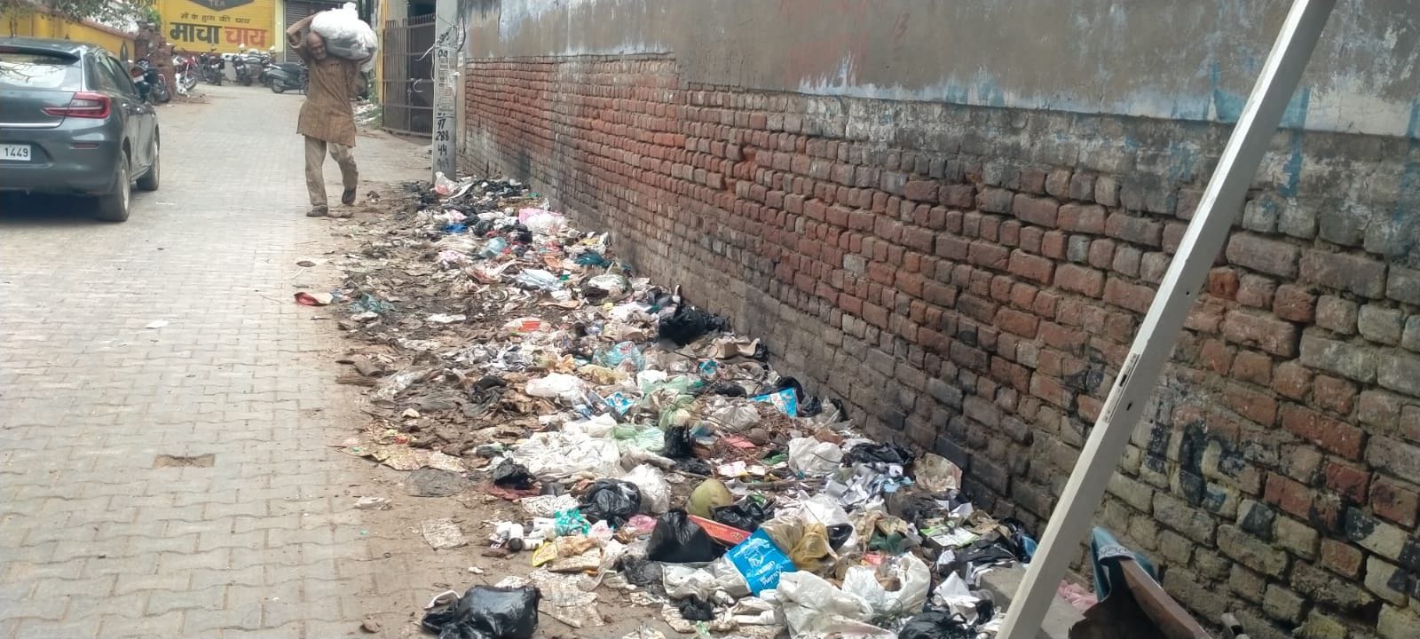 फोटो संख्या:61- पुराने डाकघर के नजदीक लगा गंदगी का ढेर--संवाद
