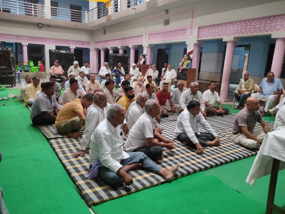 फोटो संख्या:79- 17 सितंबर को मुख्यमंत्री के आगमन पर सैनी सभा में बैठक करते समाज के लोग--संवाद
