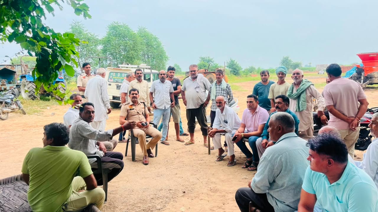 फोटो : सोनीपत के गांव पुरखास स्थित ईंट-भट्ठे पर किसान और पुलिसकर्मी बैठक करते हुए। स्रोत: पाठक