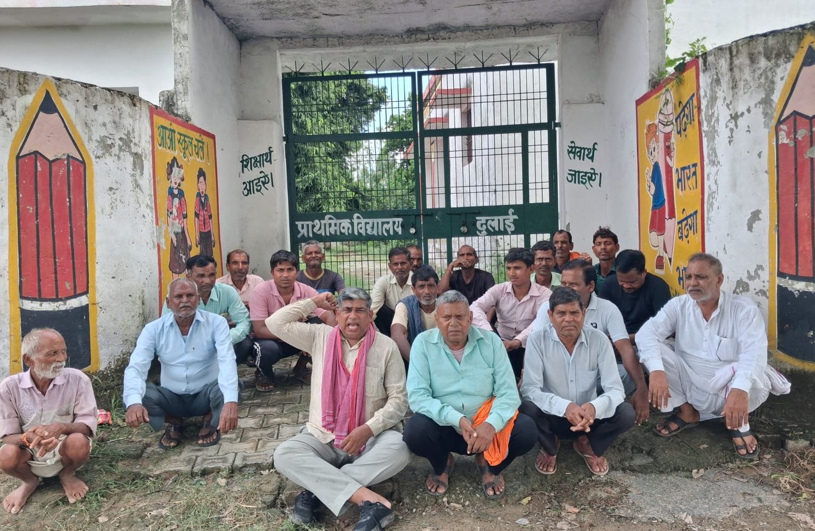 फोटो37गंजडुंडवारा ब्लॉक क्षेत्र के गांव दुलाई में पेयरिंग के नाम पर बंद किए गए प्राथमिक विद्य