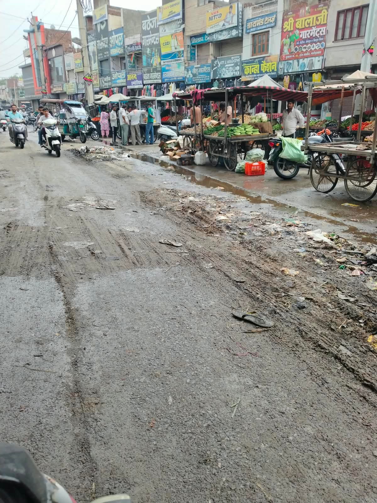 फतेहाबाद के हंस मार्केट में बारिश के बाद फैली गंदगी संवाद