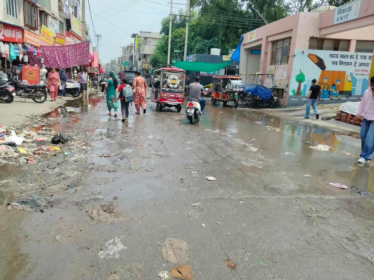 Weather changes in Fatehabad: 10 minutes of rain brings relief from humidity but adds to woes due to garbage