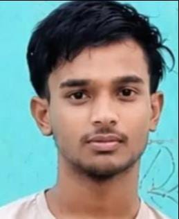 गंगा नदी के बाढ़ के पानी डूबने से लालगंज क्षेत्र के हृदयपुर गांव निवासी अभिनंदन राम। फाइल फोटो