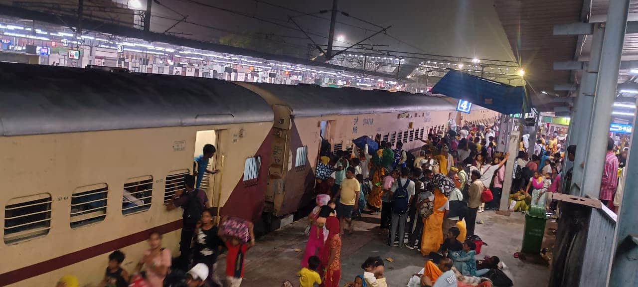 गोगामेड़ी मेले को लेकर अलसुबह रेलवे स्टेशन पर बढ़ी भीड़। संवाद