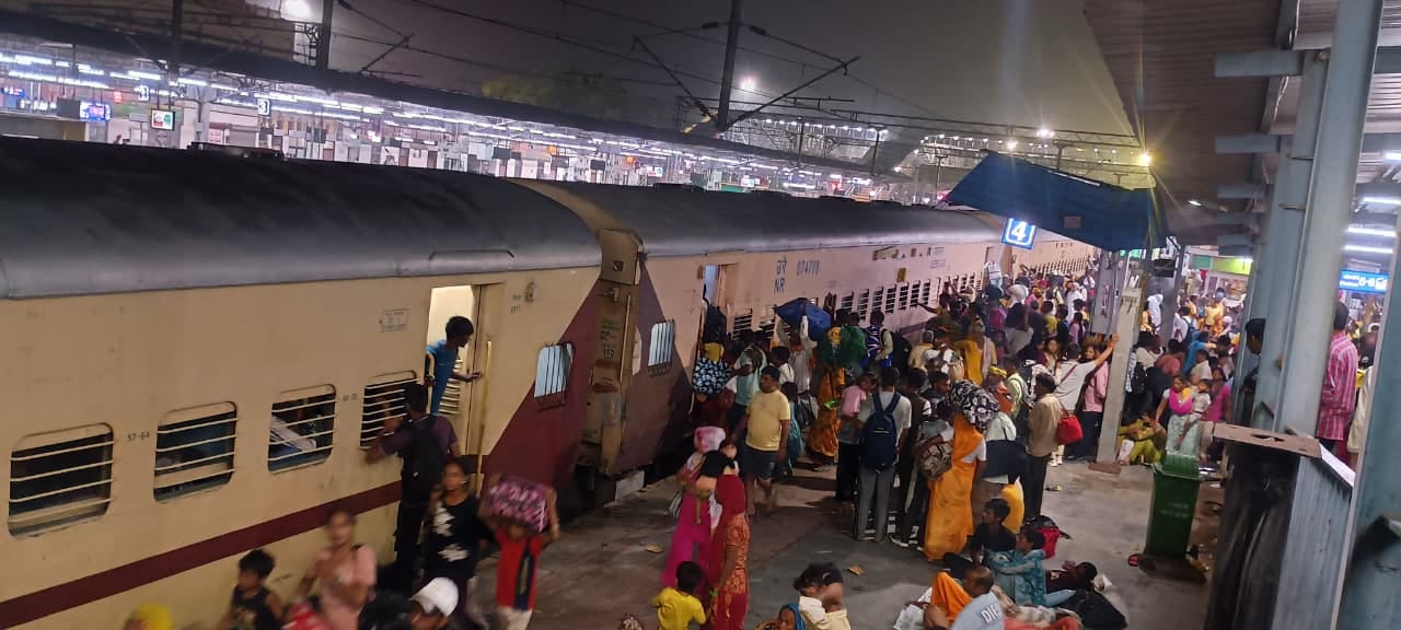 गोगामेड़ी मेले को लेकर अलसुबह रेलवे स्टेशन पर बढ़ी भीड़। संवाद