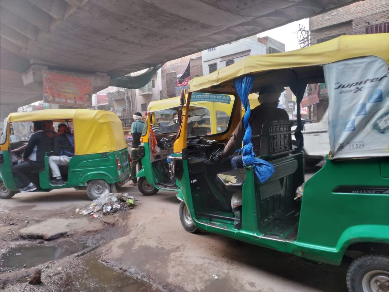 Auto drivers are running their business at intersections, traffic rules are on track.