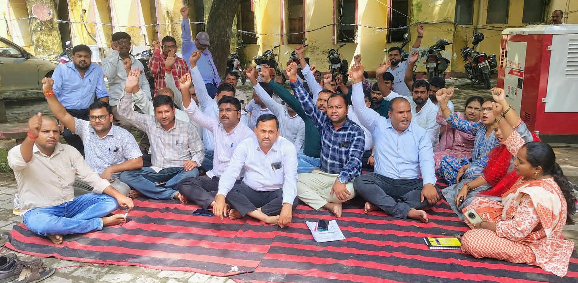 गौरीगंज तहसील परिसर में प्रदर्शन करते लेखपाल। -संवाद