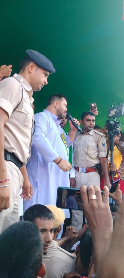 गयाजी जिले के टिकारी विधानसभा क्षेत्र से सभा को संबोधित करते प्रतिपक्ष नेता तेजस्वी यादव व समर्थक