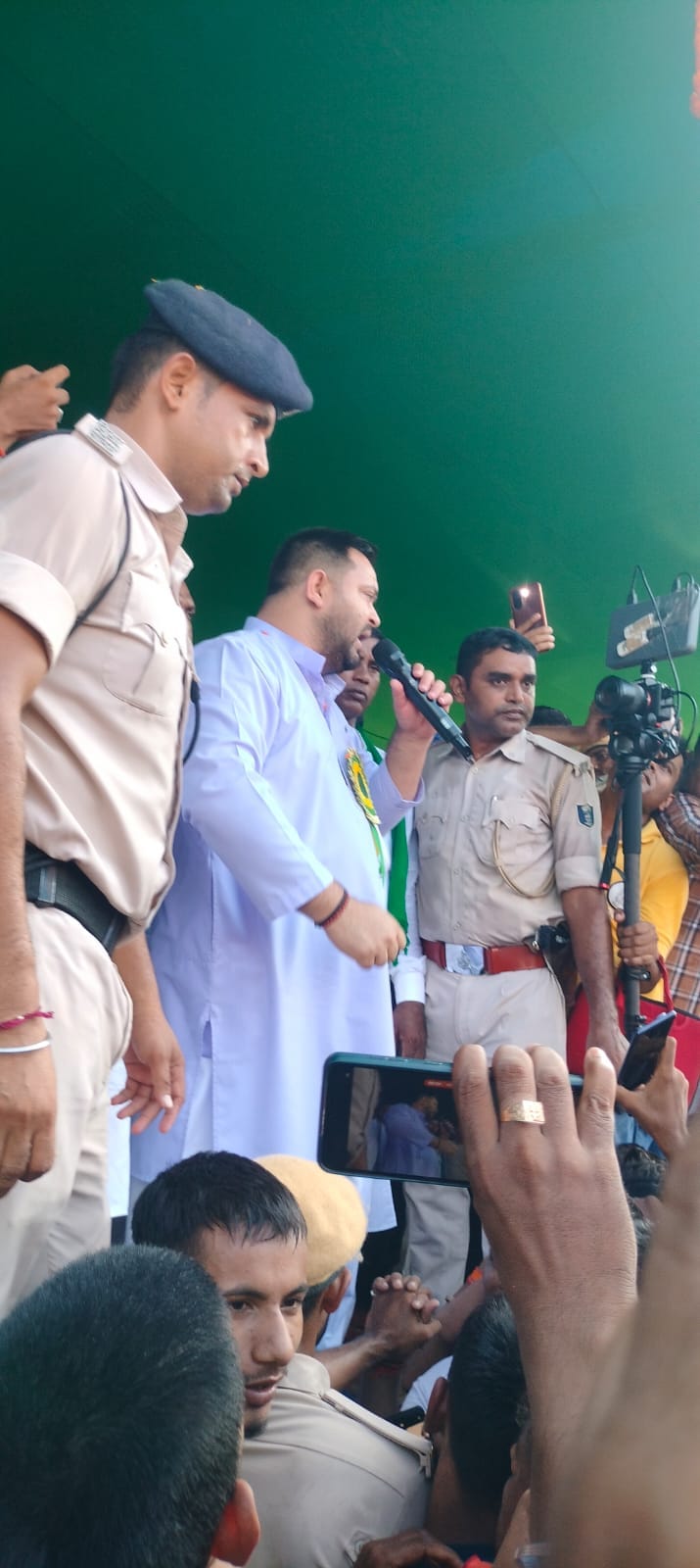 गयाजी जिले के टिकारी विधानसभा क्षेत्र से सभा को संबोधित करते प्रतिपक्ष नेता तेजस्वी यादव व समर्थक
