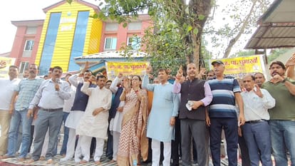 घुमारवीं थाना के बाहर प्रदर्शन करते भाजपा कार्यकर्ता। संवाद