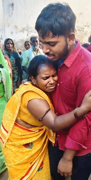 घटना के बाद भाई अतुल को पकड़कर रोती मृतक की मां लीलावती। -संवाद