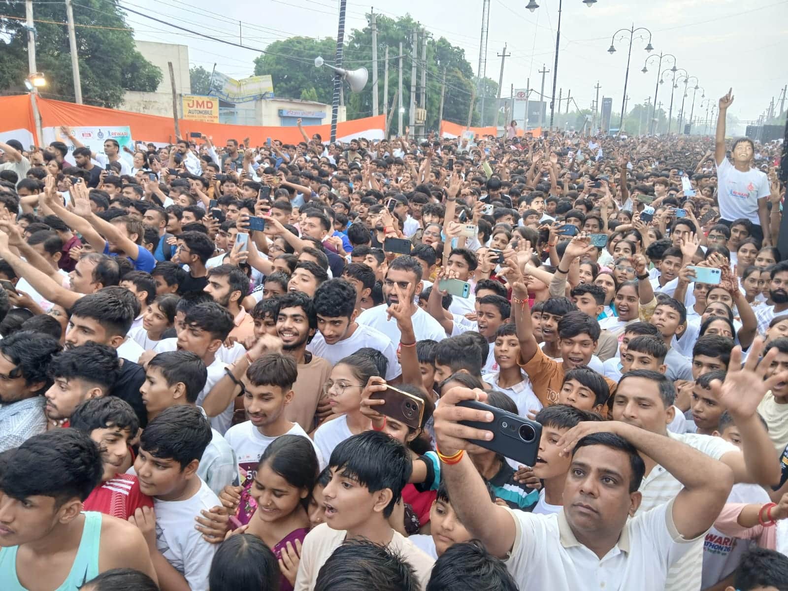 हाफ मैराथन में भाग लेते प्रतिभागी। संवाद