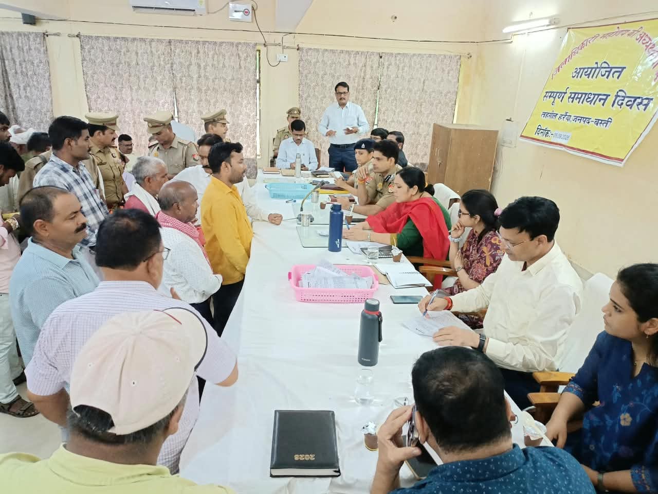 हर्रैया में आयोजित संपूर्ण समाधान दिवस में सुनवाई करतीं डीएम कृत्तिका ज्योत्स्ना व अन्य अधिका