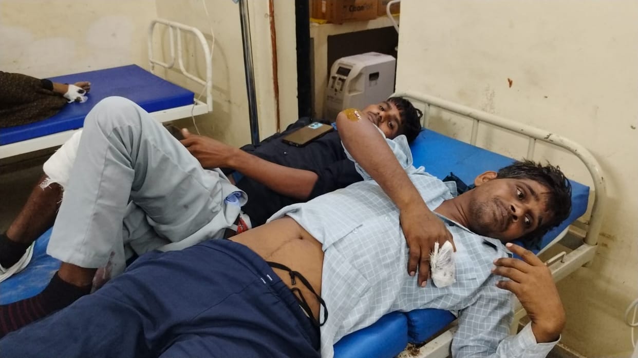 E-rickshaw overturns after colliding with bike; six injured.