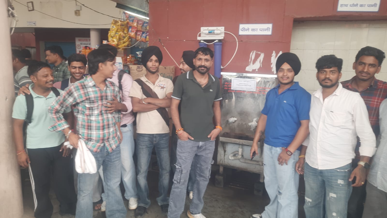 जगाधरी बस स्टैंड में लगे वाटर कूलर के पास मौजूद प्रशिक्षु। संवाद