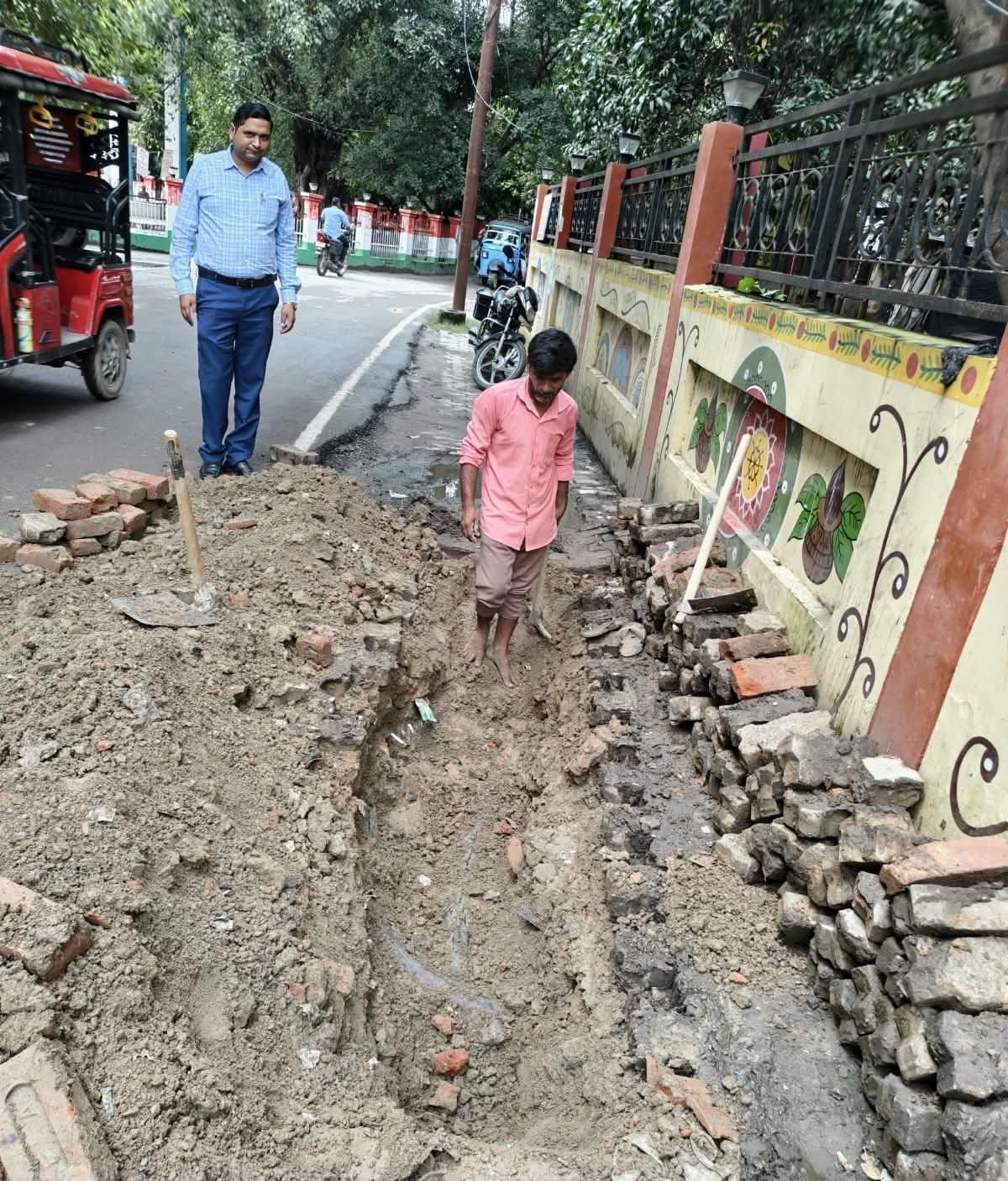 जिला अस्पताल को जाने वाली केबल का फाल्ट ढूंढने के लिए खुदाई करता मजदूर। स्रोत विभाग