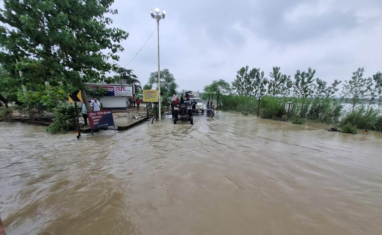 The Ganges' water level rose further on the third day, with only tractor traffic on eight villages.