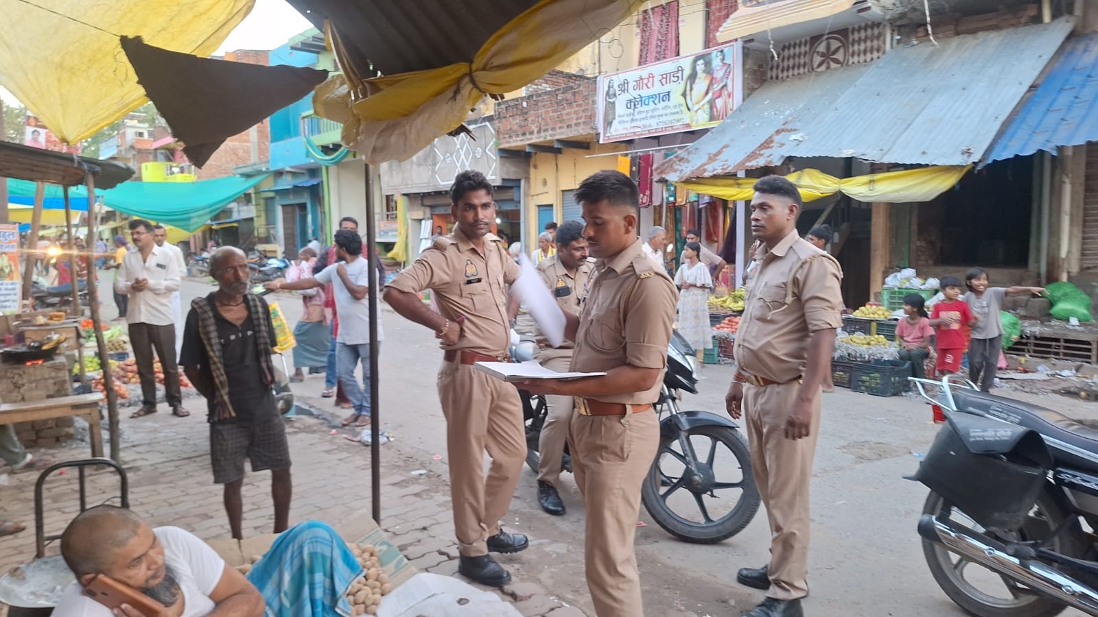 जमानिया स्टेशन पर दुकानदारों का चालान करती कोतवाली पुलिस। संवाद